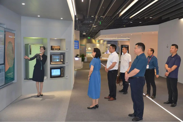 海信展厅参观.jpg